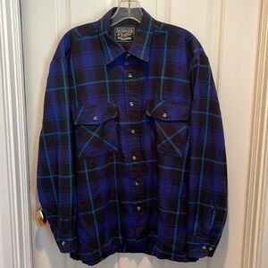 Backpacker outdoors ⭐️blue black plaid